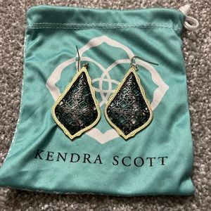 Kendra Scott - Addie Gold Drop Earrings in black Filigree Mix